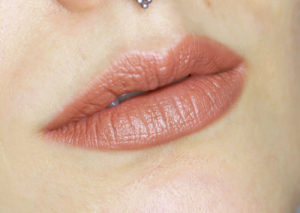 Idun matte lipstick krusbär swatch
