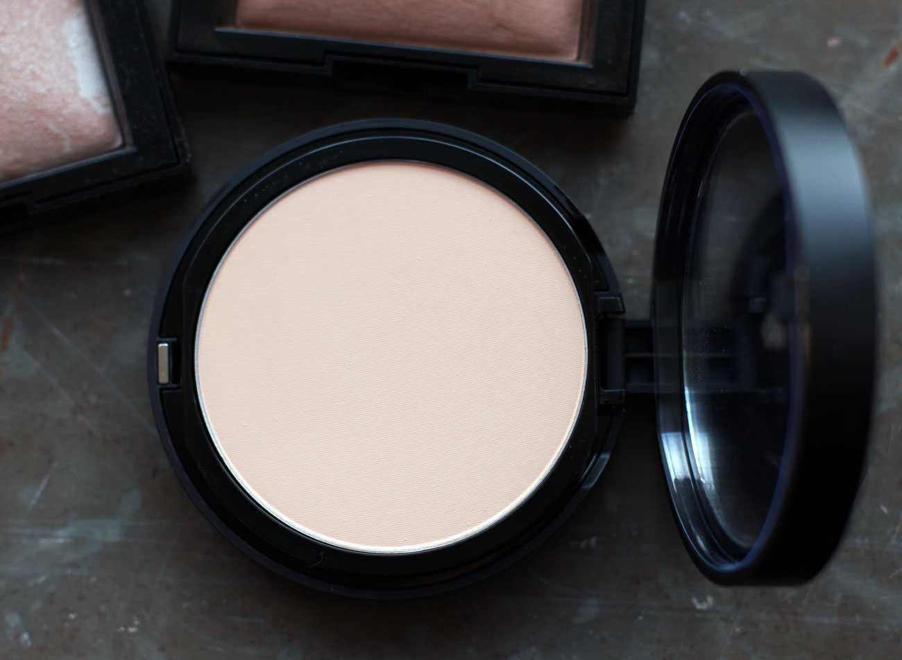 bareMinerals Barepro Foundation Dawn 02